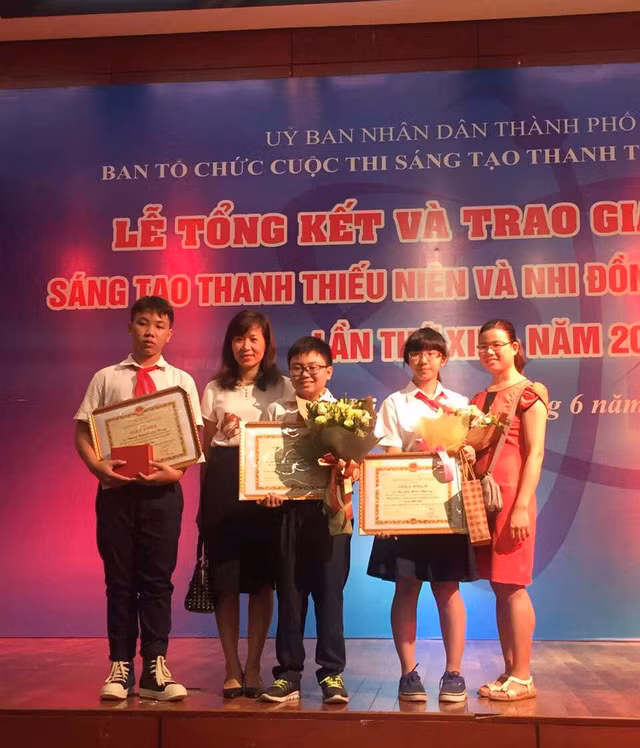 Nhóm tác giả chế tạo mô hình tai người nhận giải Đặc biệt Cuộc thi Sáng tạo thanh thiếu niên nhi đồng Hà Nội lần thứ 13.