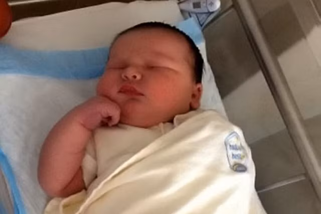  Bé Colin nặng hơn 6,5kg khi mới sinh 