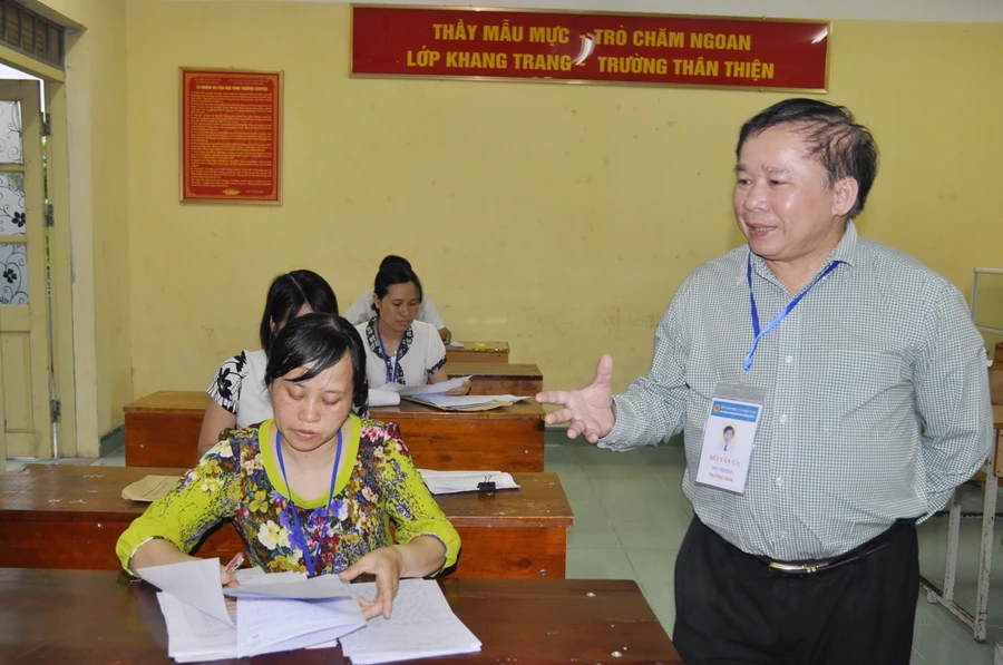 Thứ trưởng Bùi Văn Ga động viên cán bộ chấm bài thi tự luận tại Hội đồng thi Sở GD&ĐT Hưng Yên 