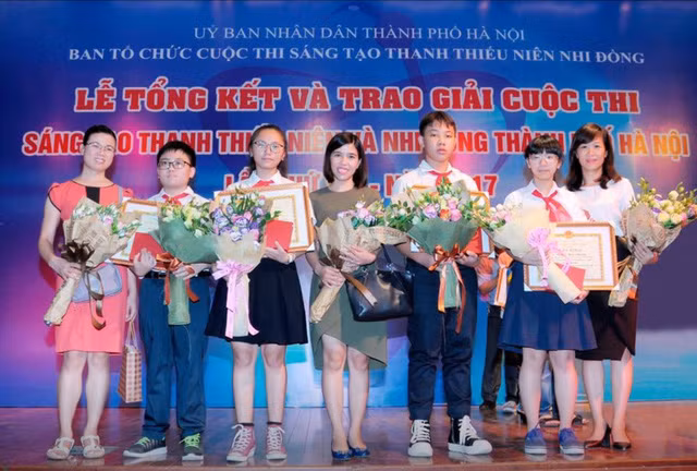 Các cô giáo trường THCS Trưng Vương (Hà Nội) chung vui cùng nhóm học sinh đoạt giải đặc biệt.