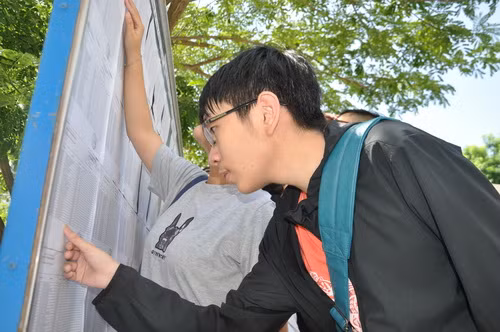 Năm học 2017-2018, ở khối các trường THPT công lập, điểm chuẩn vào trường THPT Phan Trinh cao nhất với 55,25.