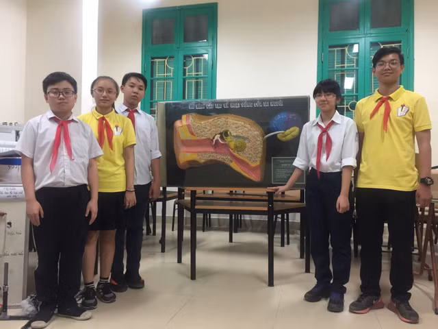 Các tác giả và công trình dự thi của nhóm.