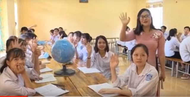 Cô Hà Ánh Phượng cùng học sinh của mình.