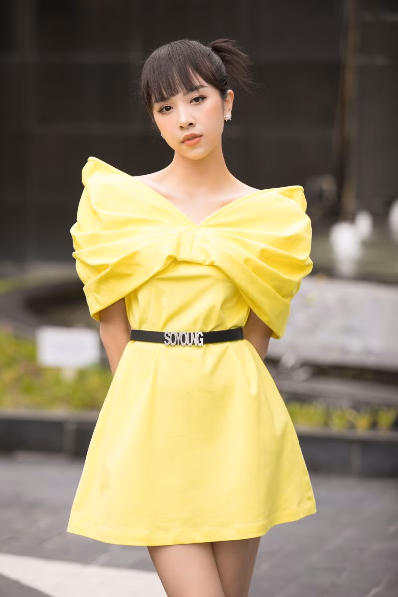 Tiểu Vy diện vest xuất hiện đầy thần thái tại ngày sơ khảo đầu tiên của HHVN ảnh 5