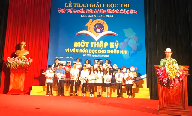 Trao giải cho các em thiếu nhi "Viết về cuốn sách yêu thích của em".