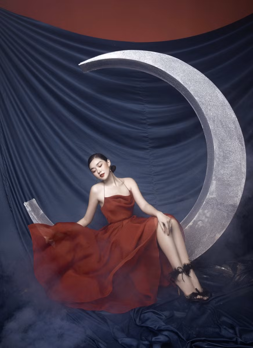 Á hậu Tường San đẹp "ma mị" đón Trung thu ảnh 1