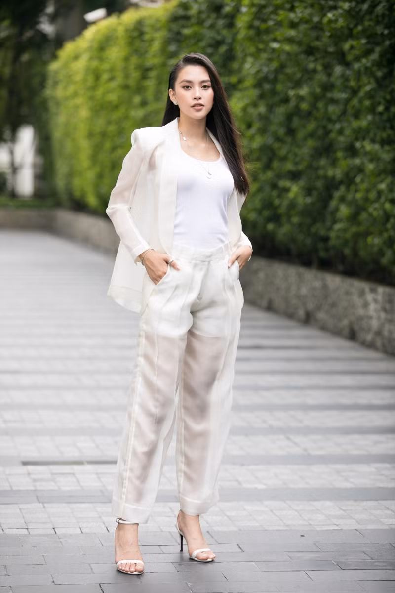 Tiểu Vy diện vest xuất hiện đầy thần thái tại ngày sơ khảo đầu tiên của HHVN ảnh 4