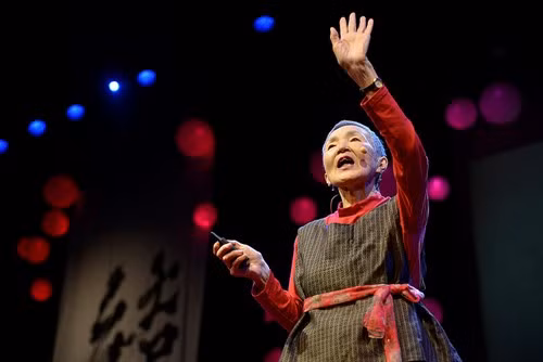 Cụ bà 81 tuổi học lập trình để... thiết kế game ảnh 1