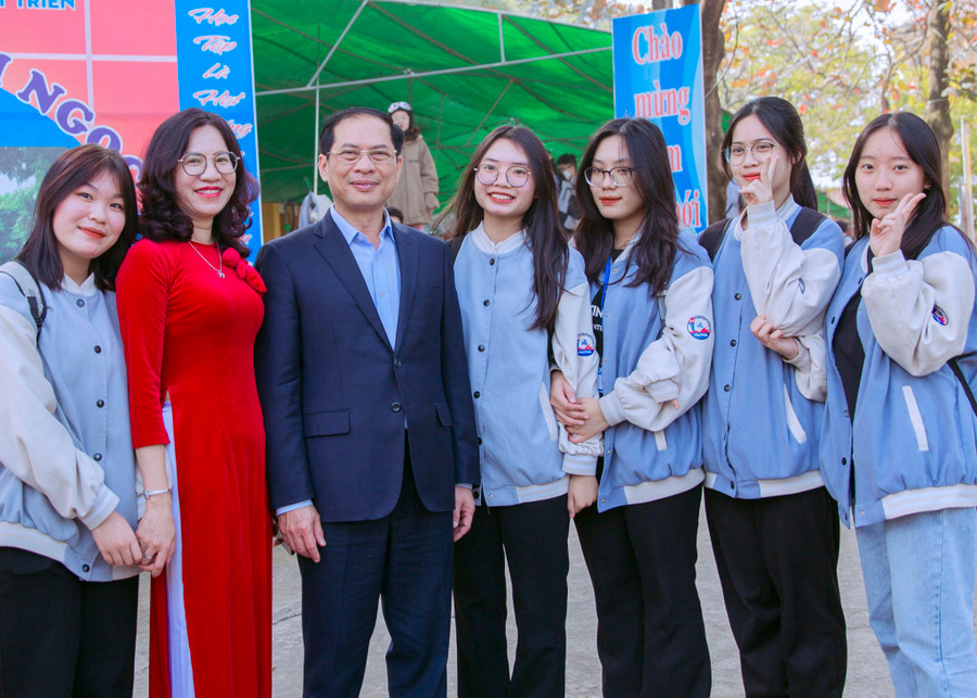 Cô Phan Thị Hằng Hải (thứ 2 từ trái sang) và các em học sinh trong một lần đón Bộ trưởng Bộ Ngoại giao Bùi Thanh Sơn về thăm trường. Cô Phan Thị Hằng Hải (thứ 2 từ trái sang) và các em học sinh trong một lần đón Bộ trưởng Bộ Ngoại giao Bùi Thanh Sơn về thăm trường.