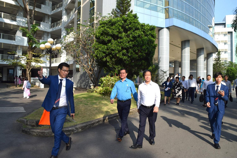 Bộ trưởng Bộ GD&amp;ĐT Nguyễn Kim Sơn tham quan cơ sở vật chất Trường ĐH Tôn Đức Thắng.