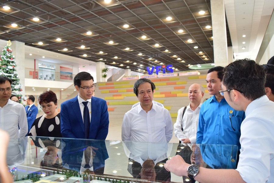 Bộ trưởng Bộ GD&amp;ĐT Nguyễn Kim Sơn thăm trường Quốc tế VFIS thuộc ĐH Tôn Đức Thắng.
