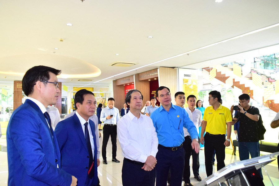 Bộ trưởng Bộ GD&amp;ĐT Nguyễn Kim Sơn tham quan thư viện hiện đại của Trường ĐH Tôn Đức Thắng.