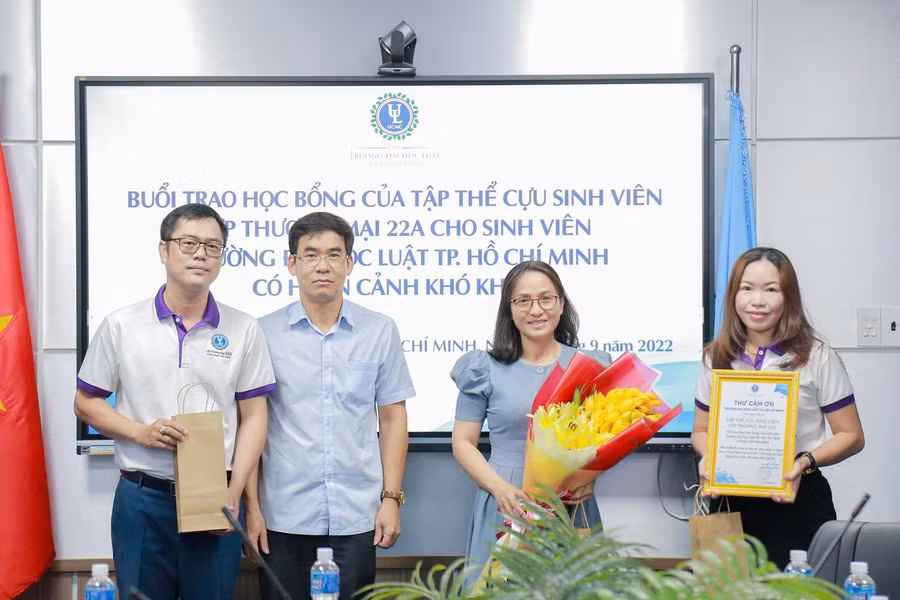 TS. Lê Trường Sơn, Phó Hiệu trưởng Nhà trường trao hoa cảm ơn