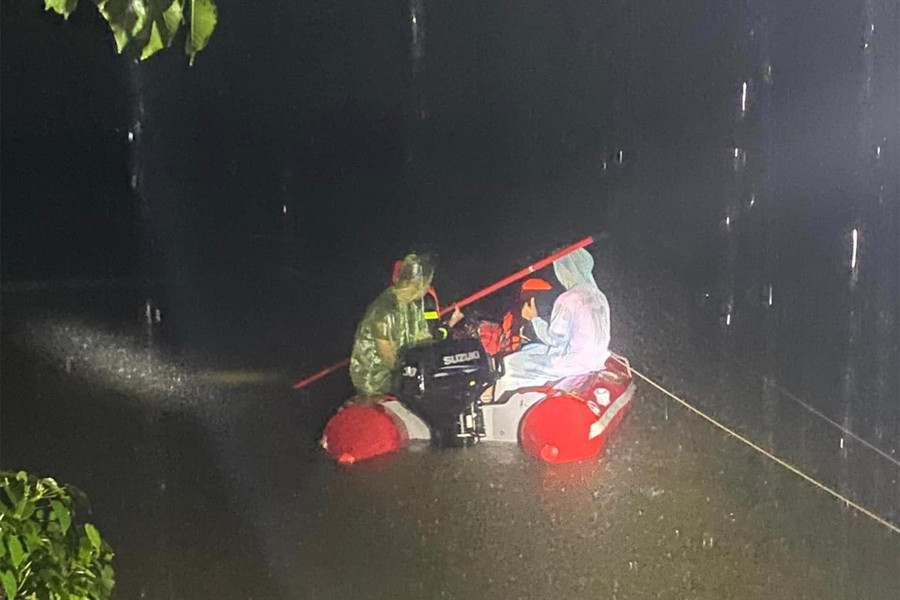 Lực lượng chức năng tìm kiếm anh N.V.D. bị đuối nước khi đi câu cá. Lực lượng chức năng tìm kiếm anh N.V.D. bị đuối nước khi đi câu cá.