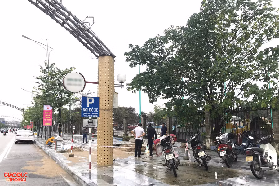 Hố sụt lún nằm trên vỉa hè nối tiếp với phố đi bộ thành phố Vinh.