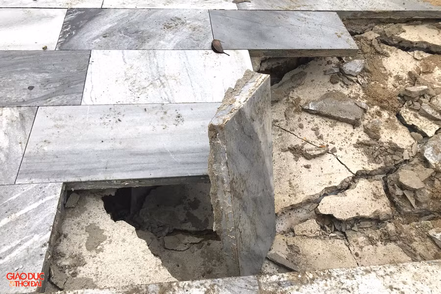 Vỉa hè tiền tỷ bị sụt lún nghiêm trọng chỉ sau một trận mưa.