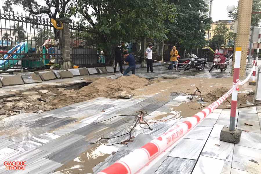 Lực lượng chức năng khoanh hàng rào bảo vệ, đồng thời dùng cát lấp hố sụt lún.