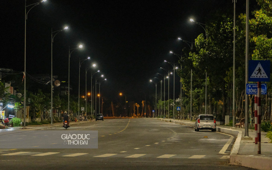 Đoạn đường Sông Hậu, tụ điểm mới của giới trẻ, đối diện công viên là những quán cà phê, trà sữa... vỉa hè thu hút đông đảo gia đình, các bạn trẻ đến đây hóng mát thỉnh thoảng mới có 1, 2 chiếc xe chạy qua.