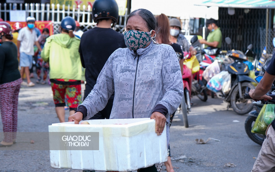 Do quá bất ngờ, nên hàng hoá ứ đọng giờ để trong chợ cũng hư, đành đem về nhà bán được cứ bán, anh La Đường chia sẻ thêm.