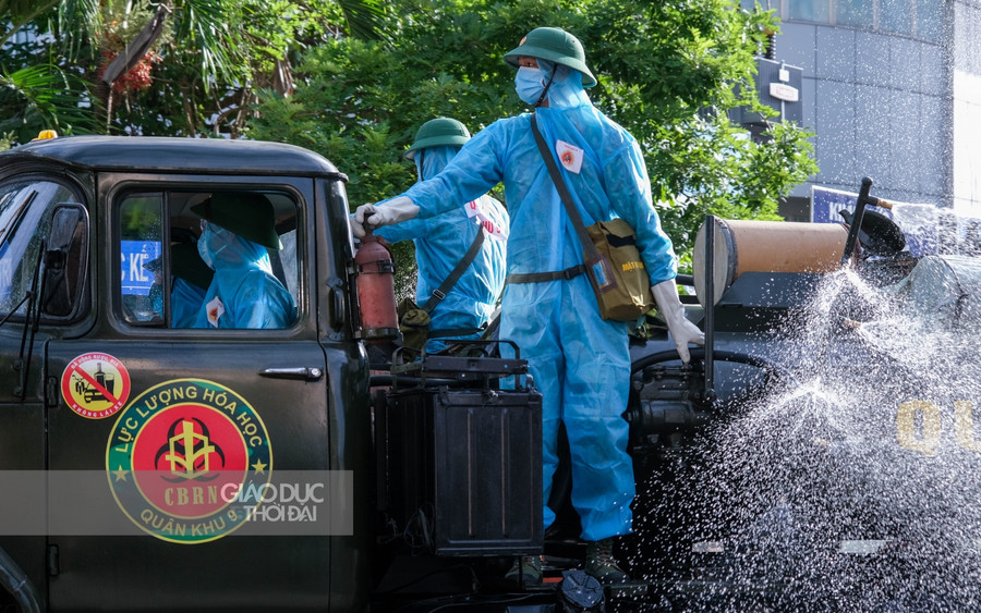 Theo Thượng tá Nguyễn Văn Nam - Phó Trưởng phòng Hoá học QK9, Chỉ huy trực tiếp lực lượng hóa học cho biết: Chiều nay 21/7, Chúng tôi đã cử lực lượng bộ đội và xe đặc chủng phối hợp với chính quyền địa phương tiến hành phun khử khuẩn một số tuyến đường trọng điểm và các khu phong tỏa trên địa bàn thành phố. Theo Thượng tá Nguyễn Văn Nam - Phó Trưởng phòng Hoá học QK9, Chỉ huy trực tiếp lực lượng hóa học cho biết: Chiều nay 21/7, Chúng tôi đã cử lực lượng bộ đội và xe đặc chủng phối hợp với chính quyền địa phương tiến hành phun khử khuẩn một số tuyến đường trọng điểm và các khu phong tỏa trên địa bàn thành phố.
