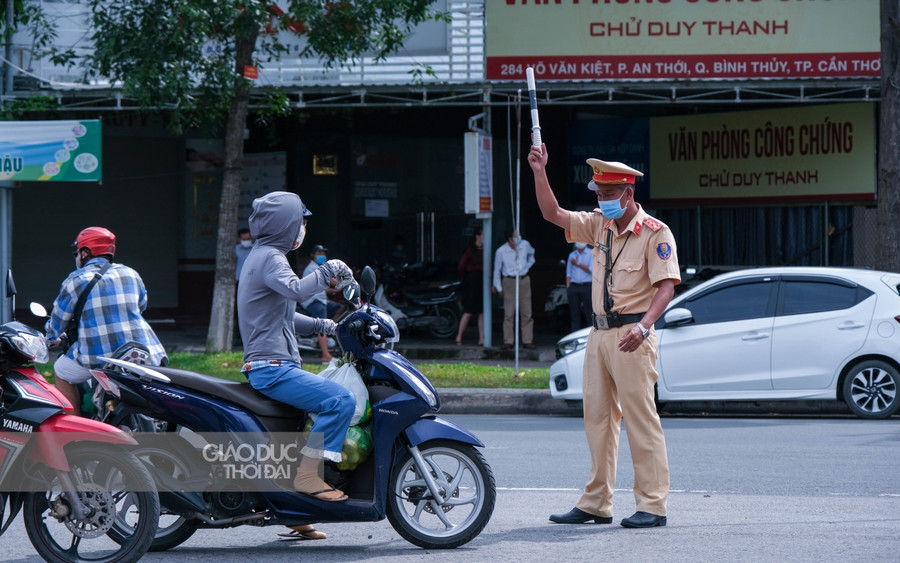 Nhằm giảm thiếu tối đa nguy cơ lây nhiễm dịch bệnh trong cộng đồng, thành phố yêu cầu mọi người dân trên địa bàn quận Ninh Kiều và quận Cái Răng ở nhà, chỉ ra ngoài trong trường hợp thật sự cần thiết.