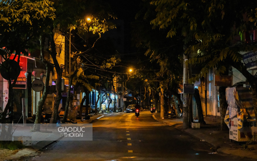 Con đường Nguyễn Việt Hồng, nổi tiếng với nhiều cửa hàng thời trang, quần áo... phải treo bảng tạm đóng cửa phòng dịch.