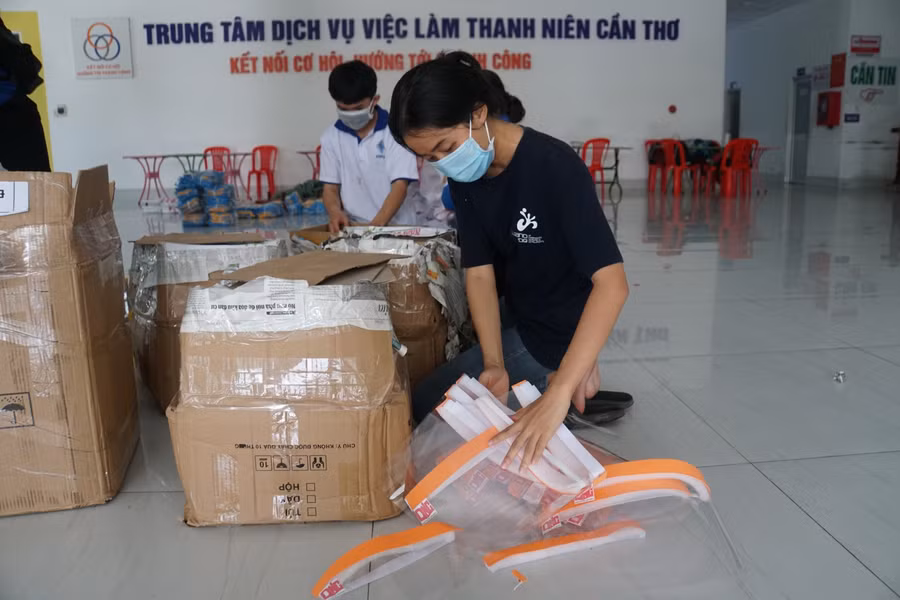 Các bạn trẻ đang óng gói các vật phẩm về các điểm thi.