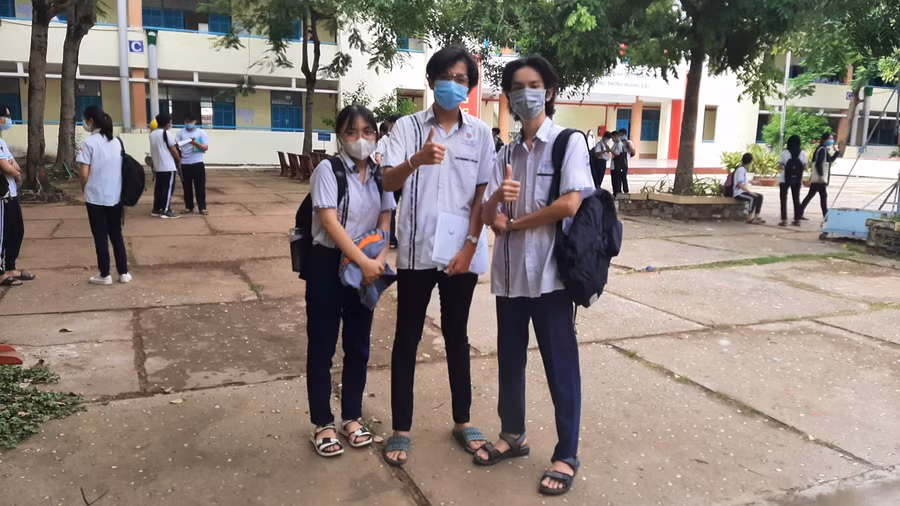 Thí sinh phấn khởi sau thi