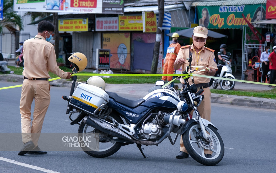 Lực lượng công an quận Ninh Kiều tiến hành lập các chốt chặn, kiểm tra các phương tiện ở các lối ra vào địa bàn quận Ninh Kiều.