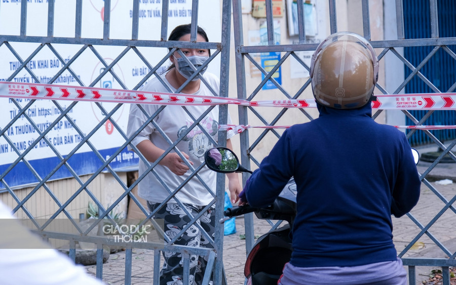 Trong thời gian áp dụng biện pháp phong tỏa, tất cả người dân đang sinh sống tại các khu vực trên không được ra khỏi khu phong tỏa (trừ trường hợp phải chuyên cơ sở khám bệnh, chữa bệnh và các trường hợp khác phải được sự đồng ý của chính quyền địa phương).