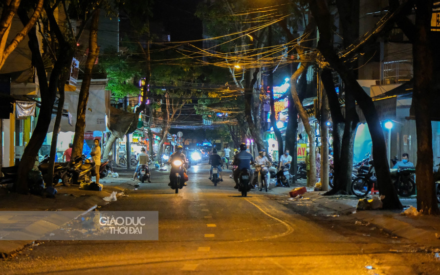 Tuyến đường Đề Thám, được xem là tuyến đường ẩm thực của thành phố, giờ thưa thớt người qua lại, chủ yếu hàng quán nơi đây chỉ bán mang về.