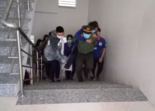 Nữ sinh M. được lượng tình nguyện viên cõng lên tận phòng thi.