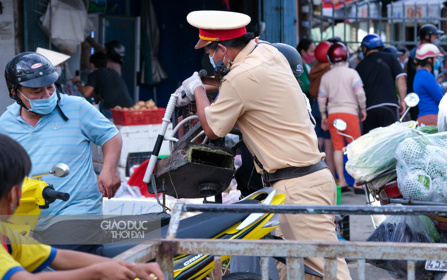 Lực lượng an ninh và công an ra sức hỗ trợ người dân vận chuyển hàng hoá ra khu vực phong toả.