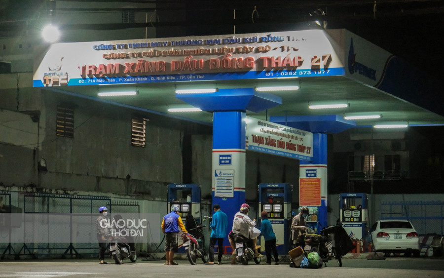 Một số cửa hàng vật dụng thiết yếu như: Nhà thuốc, siêu thị, cây xăng... vẫn mở cửa phục vụ người dân trong suốt thời gian giãn cách xã hội.