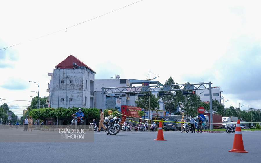 Cần Thơ lập chốt kiểm tra, tuyên truyền và xử lý việc áp dụng các biện pháp phòng, chống dịch bệnh Covid-19.