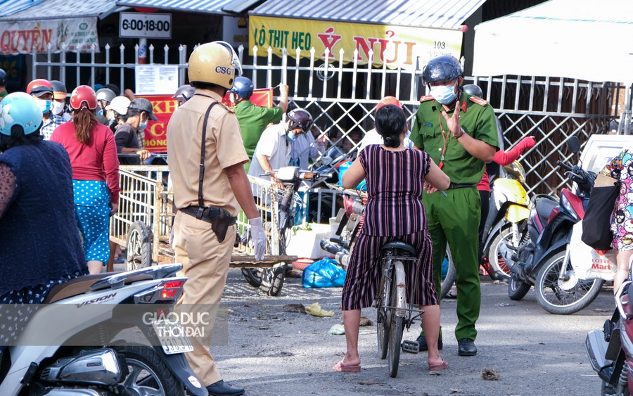 Ngành chức năng phường Tân An có trách nhiệm phân công các thành viên thiết lập ngay chốt kiểm soát và thực hiện kiểm soát 24/24 giờ toàn bộ vùng cách ly y tế trên và tuân thủ thực hiện cách ly y tế theo đúng các quy định hiện hành.