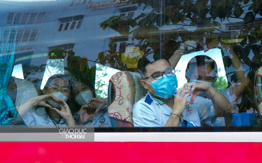 &quot;Cảm nhận đầu tiên của em là hơi lo sợ, bởi vì khi mình bước vào vùng dịch có nghĩa là mình sẽ tiếp xúc trực tiếp, nhưng mà với sức trẻ của mình thì em cảm thấy không còn sợ điều đó nữa, mình cần phải vượt qua, đem những cái gì mình học được để có thể giúp cho cộng đồng&quot;, Khánh chia sẻ.