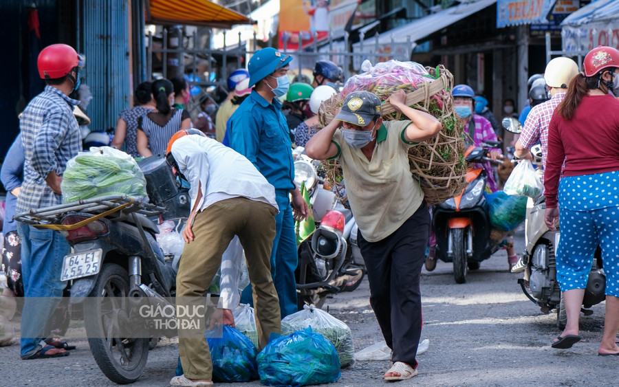 Được biết, Chợ Tân An nằm hoàn toàn trong khu vực phong toả. Do đó lực lượng công an đã hỗ trợ người dân vận chuyển hàng hoá hoá ứ đọng trong khu vực chợ ra bên ngoài.