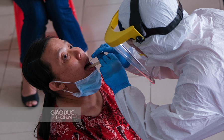 Ngoài lấy dịch mũi, các giáo viên còn lực lượng y tế được lấy dịch hầu, sau đó tiến hành xét nghiệm bằng phương pháp RT-PCR.