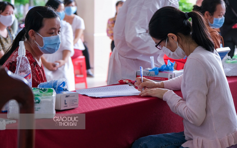 Bên cạnh việc xét nghiệm sàng lọc dịch Covid-19 trước khi tham gia chấm thi, Sở cũng yêu cầu các cán bộ tham gia chấm thi thực hiện nghiêm các biện pháp phòng chống dịch trong khu vực chấm thi, đặc biệt là giữ khoảng cách và luôn đeo khẩu trang trong suốt quá trình chấm thi.