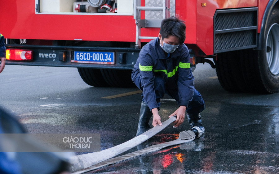 Ngay sau khi tiếp nước hoàn thành, chiến sĩ cảnh sát phòng cháy chữa cháy nhanh chóng thu gom vật dụng để tiếp tục bám theo đoàn tham gia hỗ trợ kịp thời. Ngay sau khi tiếp nước hoàn thành, chiến sĩ cảnh sát phòng cháy chữa cháy nhanh chóng thu gom vật dụng để tiếp tục bám theo đoàn tham gia hỗ trợ kịp thời.
