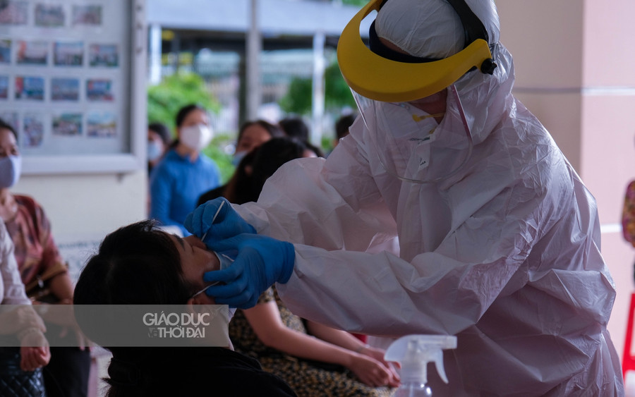 Thầy Đặng Minh Vương, cán bộ tham gia chấm thi lần này chia sẻ: Được sự quan tâm của ngành, hỗ trợ giáo viên xét nghiệm Covid-19 trước khi chấm thi nên tôi rất an tâm và sẽ cố gắng hoàn thành nhiệm vụ được giao.