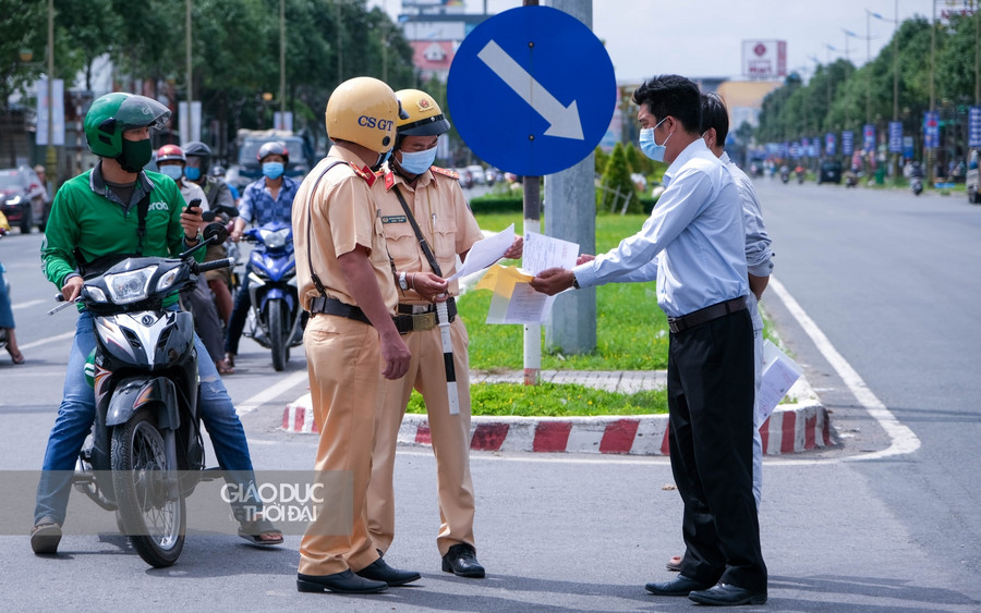 Mặc dù đang trong thời gian thực hiện giãn cách xã hội, nhưng các phương tiện từ các nơi về quận Ninh Kiều vẫn còn đông.