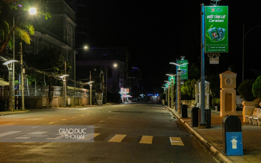 Con đường ven bến Ninh Kiều, lối ra cầu đi bộ vắng lặng không bóng người.