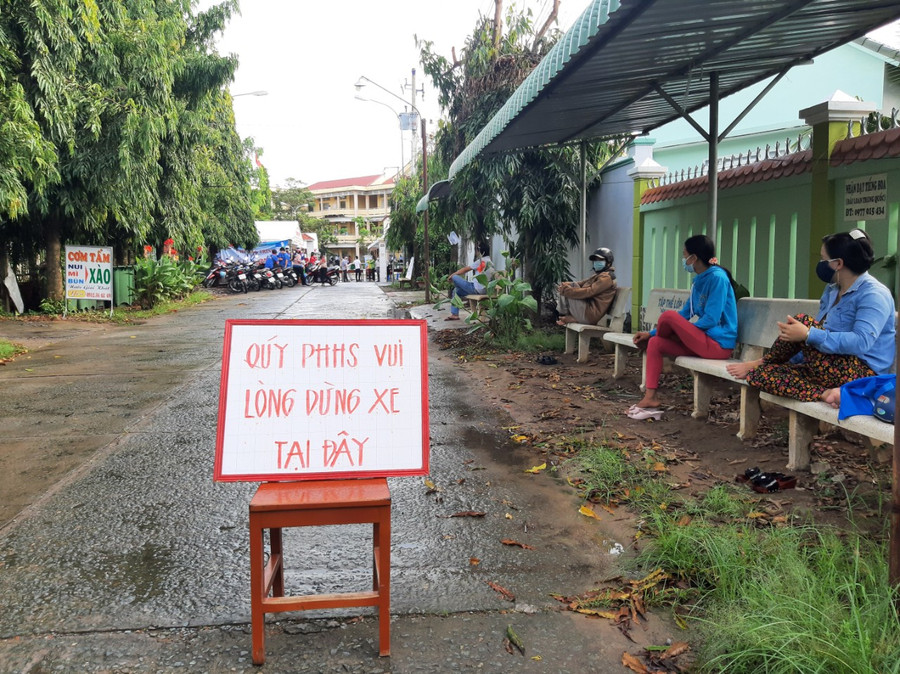 Phụ huynh học sinh thực nghiêm các biện pháp phòng dịch.