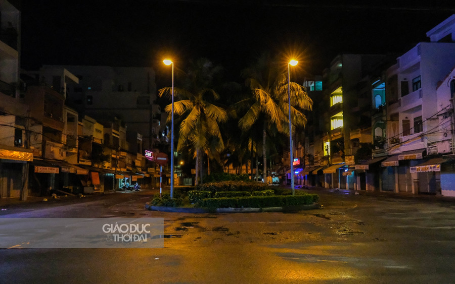 Khu ăn vặt chỉ còn những ánh đèn và hàng dừa.