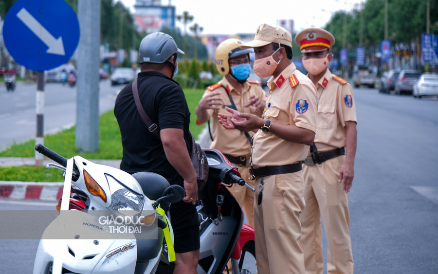 Lực lượng Công an tuyên truyền nhắc nhở người dân hạn chế ra đường trong thời gian giãn cách xã hội, đặc biệt là quận Ninh Kiều và quận Cái Răng.