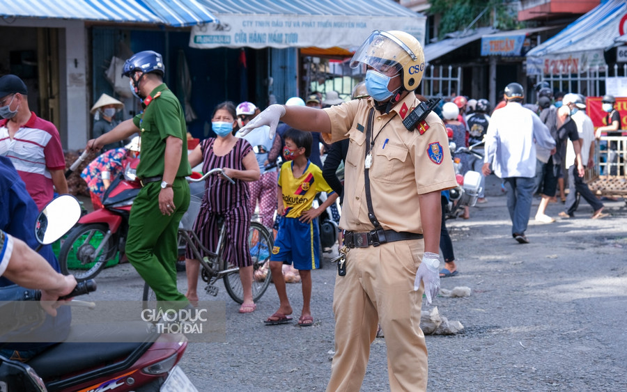 Theo ghi nhận đến khoảng 19h chiều tối cùng ngày, hầu hết hàng hoá của các tiểu thương đã vận chuyển về. Tại khu vực phong toả thực hiện nghiêm các biện pháp phòng, chống dịch bệnh Covid-19.