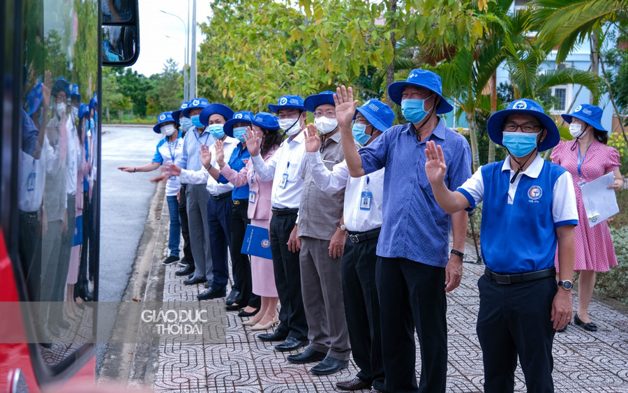 Lãnh đạo UBND TP Cần Thơ và Trường ĐH Y Dược Cần Thơ đến tiễn các em lên đường thực hiện nhiệm vụ hỗ trợ địa phương phòng chống dịch Covid-19.