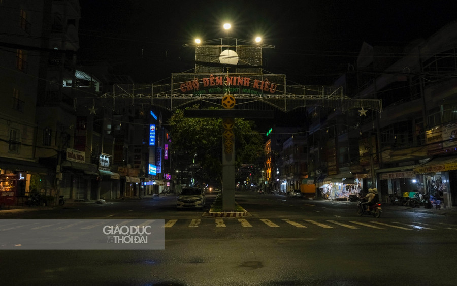Khu chợ đêm không còn những sạp, hàng, người bán người mua qua lại như mọi khi.